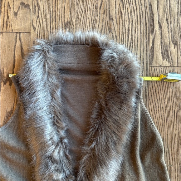 Brown Sleeveless Vest Sweater with Faux Fur Trim - Picture 9 of 13